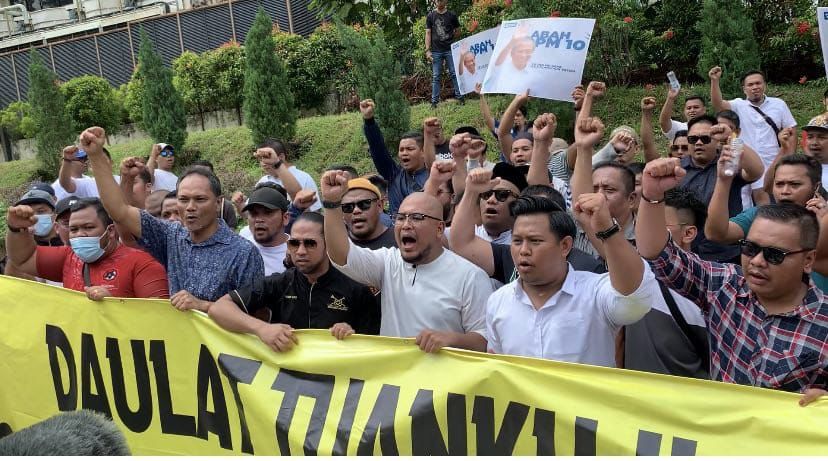 Sekumpulan orang awam berhimpun diluar Pintu 2 Istana Negara menuntut pelantikan Perdana Menteri disegerakan.