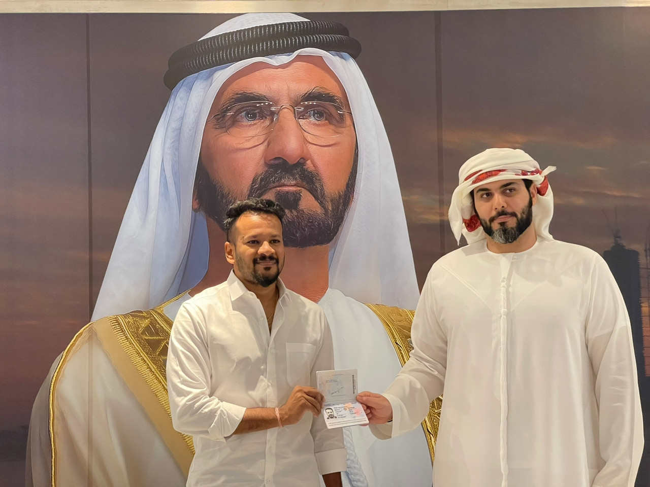 Denes (kiri) berbangga, dia dan isteri menjadi selebriti  tanah air pertama menerima anugerah Golden Visa UAE daripada kerajaan Emiriah Arab Bersatu (UAE) semalam. 