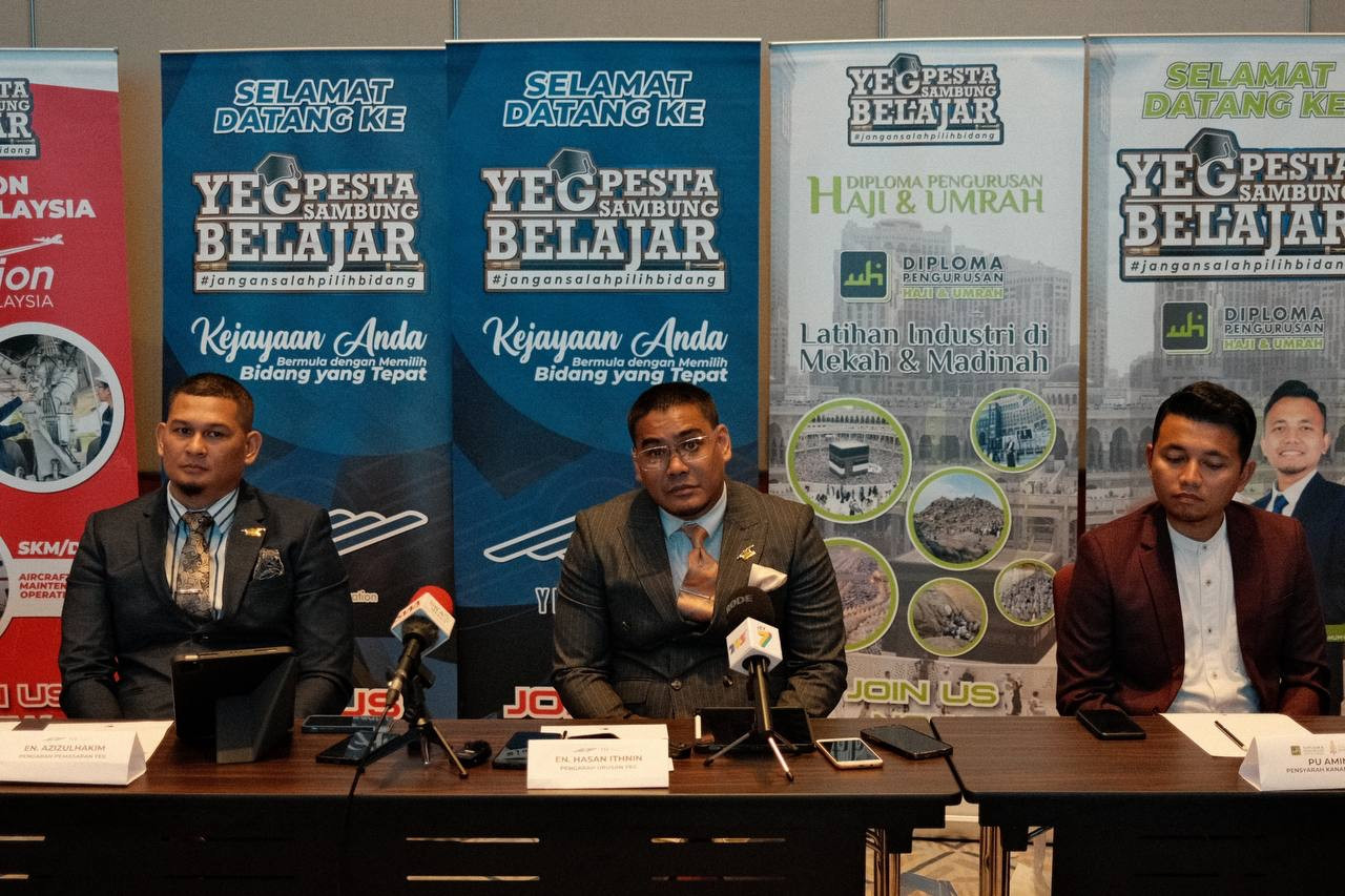 Hasan (tengah) memberi penerangan kepada media mengenai program dilaksanakan pada Majlis Perasmian YEG Pesta Sambung Belajar di sini, baru-baru ini. - Gambar ihsan YEG