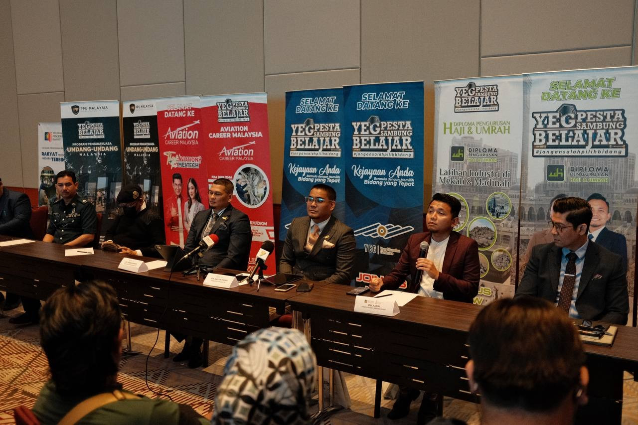 PU Amin (dua dari kanan) menjawab persoalan media pada Majlis Perasmian YEG Pesta Sambung Belajar di sini, baru-baru ini. - Gambar ihsan YEG