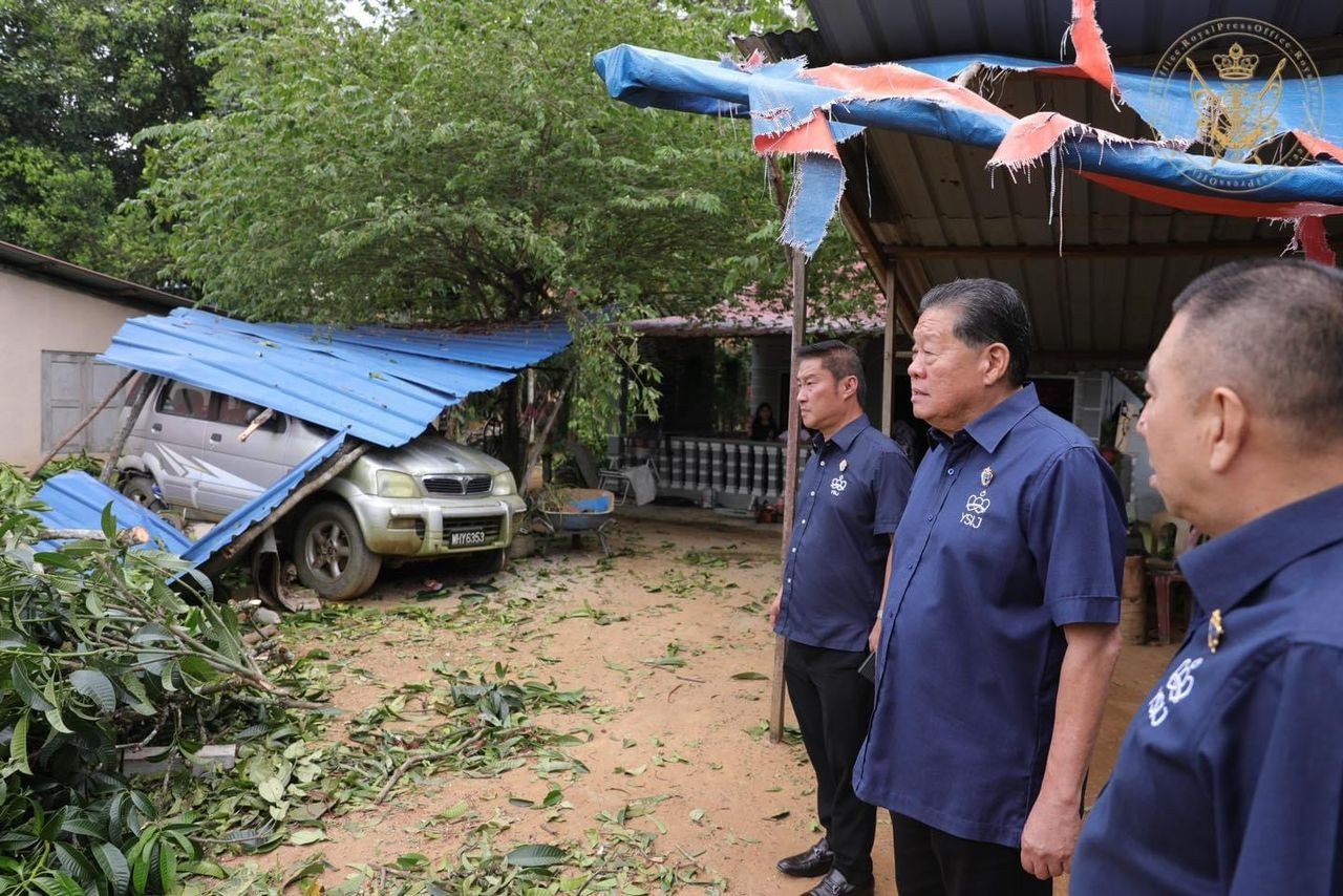 Mejar Cina Datuk David Wong (tengah) ketika meninjau lokasi kejadian. - Gambar ihsan FB Sultan Ibrahim Iskandar