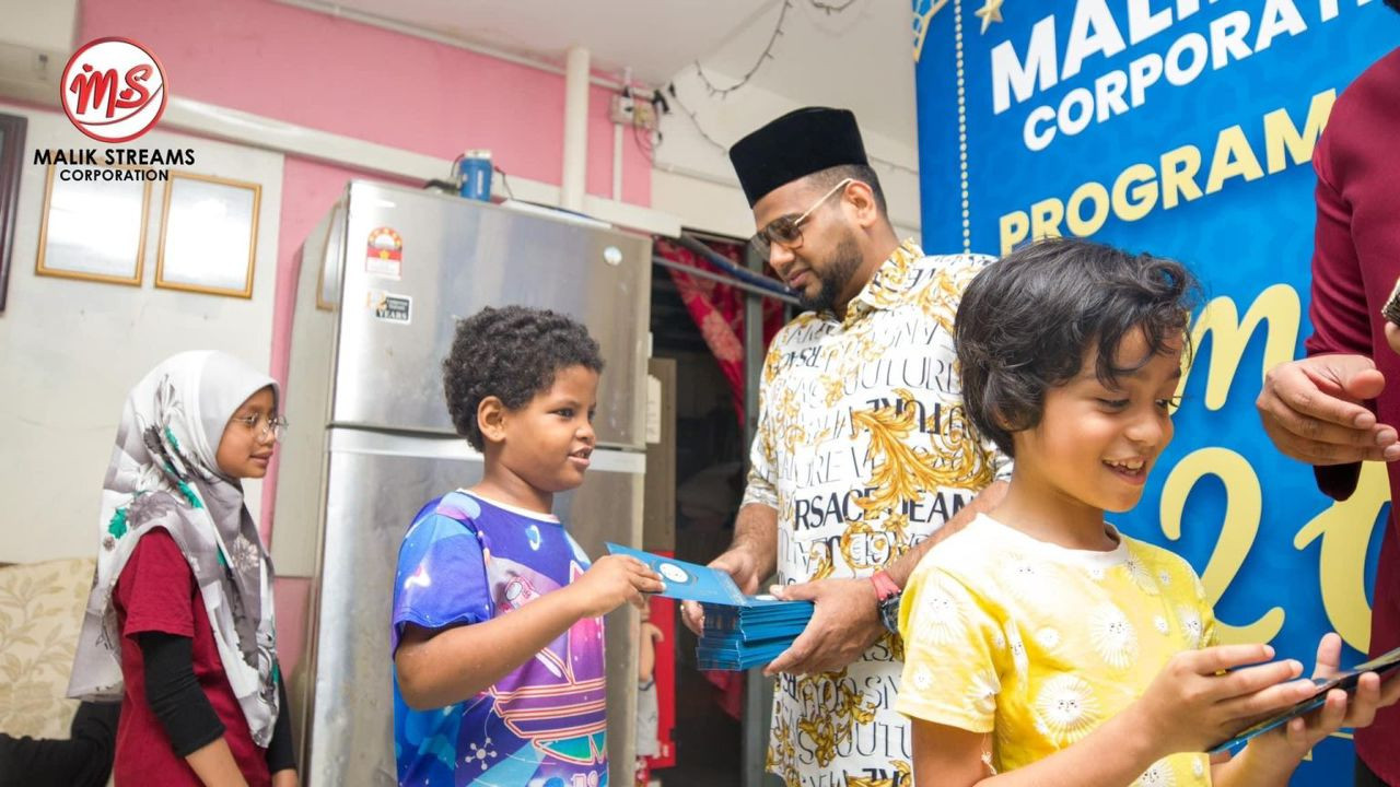 Majlis itu turut menyaksikan pemberian sumbangan kepada anak yatim, asnaf, warga asing, orang kelainan upaya (OKU), komuniti Orang Asli serta pihak lain yang memerlukan. - Gambar Malik Streams Sdn Bhd