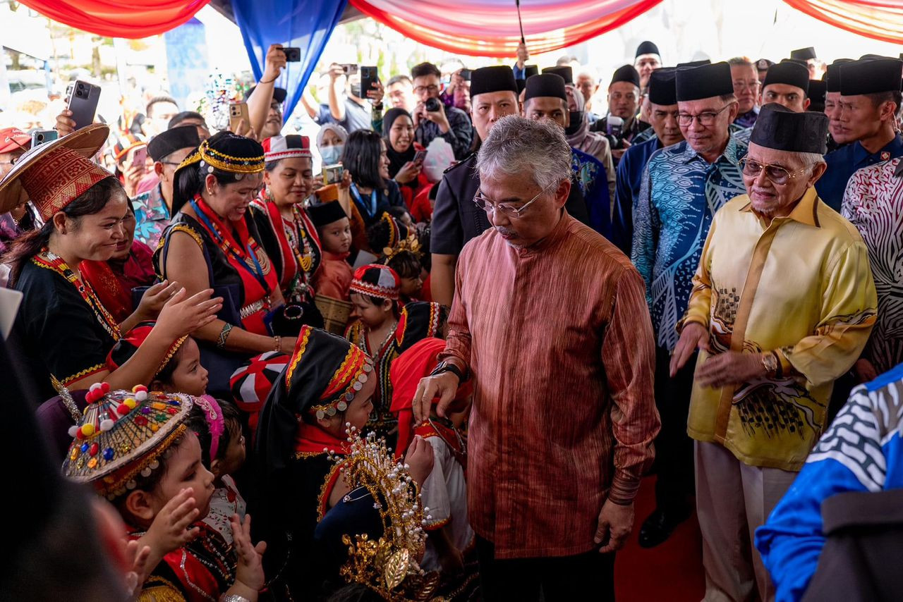 Anwar mengiringi Al-Sultan Abdullah dalam perasmian Sambutan Minggu Perpaduan Negara peringkat kebangsaan di Kuching, Sarawak. - Gambar Facebook Anwar Ibrahim