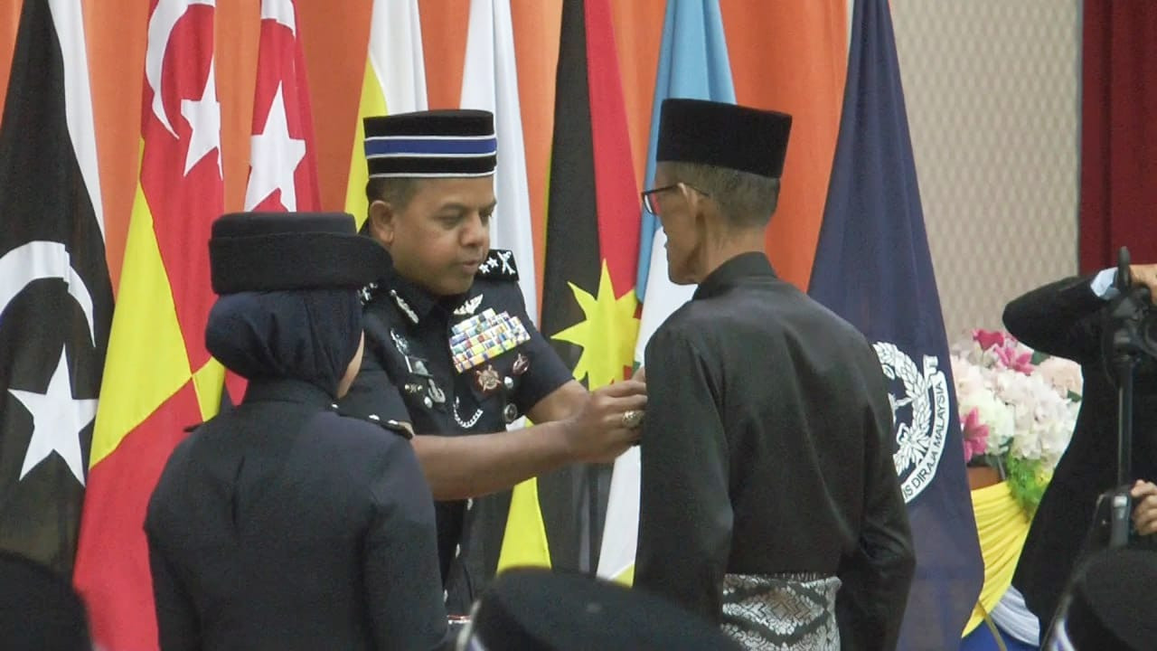 Timbalan Ketua Polis Negara, Datuk Seri Ayob Khan Mydin Pitchay ketika menyampaikan Pingat Jasa Pahlawan Negara Kontinjen Kedah Siri 1/2023 kepada seorang penerima di Ibu Pejabat Polis Kontinjen (IPK) Kedah di sini, hari ini. gambar Rafisqi Radhi