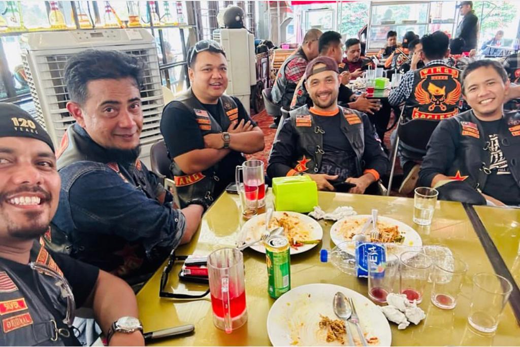 Beto Kusyairy (kanan) ketika menyertai salah satu aktiviti anjuran Wings Gang Motor Society.