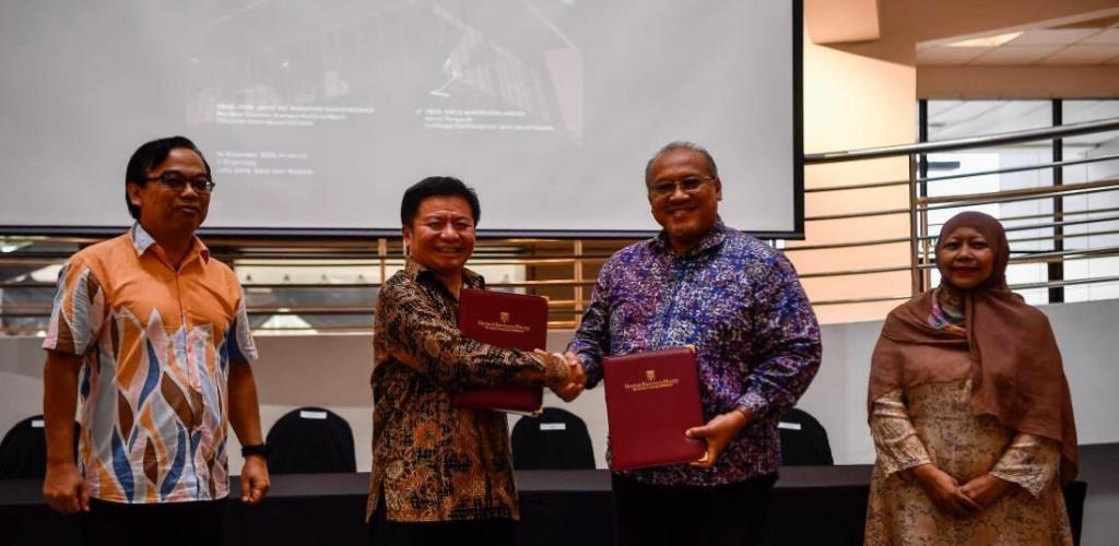 Ketua Pengarah Lembaga Pembangunan Seni Visual Negara (LPSVN), Amerrudin Ahmad (dua,kanan) bersalam bersama Prof Naib Canselor (Kampus Kuala Lumpur) Universiti Kebangsaan Malaysia (UKM), Prof Datuk Dr Hanafiah Harunarashid (dua,kiri) selepas majlis menandatangani Perjanjian Penyelidikan antara LPSVN dan UKM serta pelancaran projek METTAREKA di Balai Seni Negara. gambar BERNAMA 