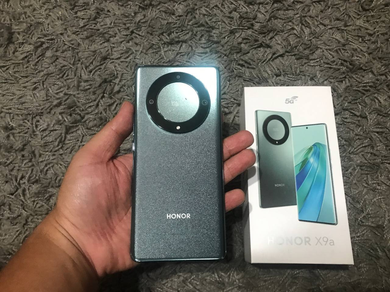 Antara varian warna yang ditawarkan adalah Titanium Silver, Emerald Green and Midnight Black. - Gambar Honor