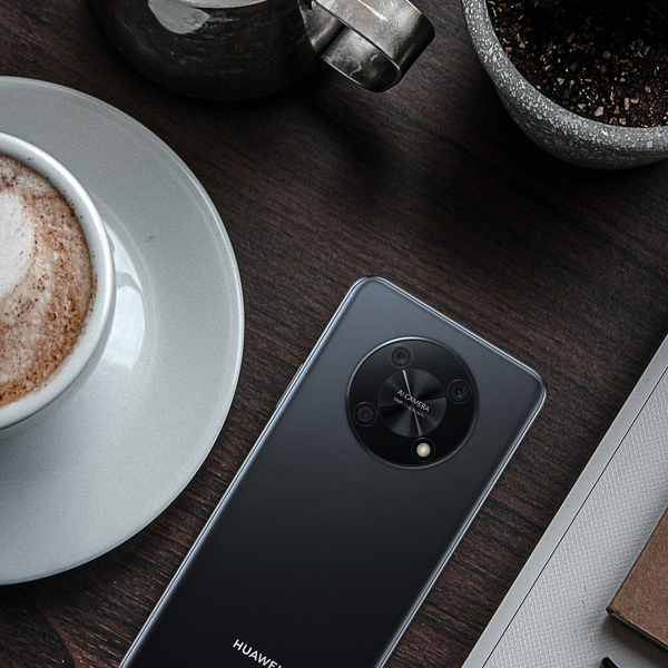 Huawei Nova Y90 dikeluarkan dengan empat pilihan warna iaitu biru kristal, putih mutiara, hijau zamrud dan gelap malam