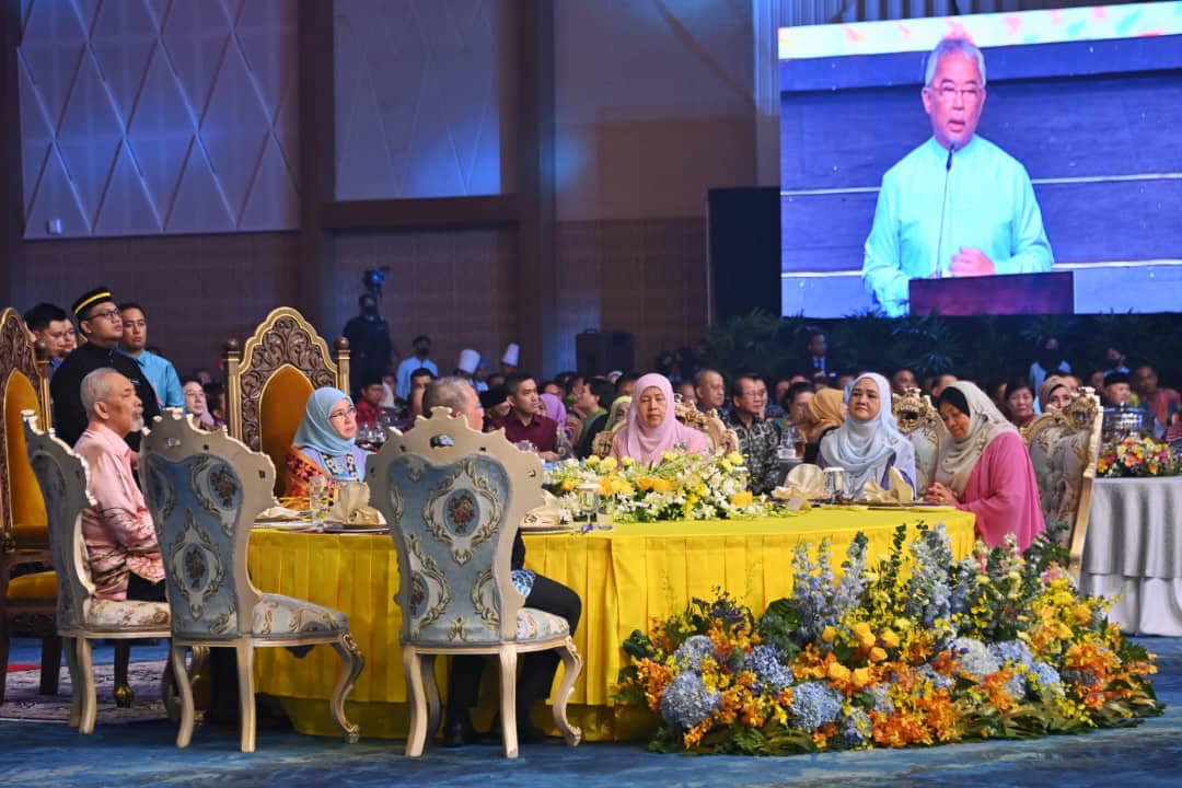 Yang di-Pertuan Agong Al-Sultan Abdullah Ri'ayatuddin Al-Mustafa Billah Shah dan Raja Permaisuri Agong Tunku Azizah Aminah Maimunah Iskandariah berkenan berangkat ke Majlis Santapan Malam Kerajaan Negeri Sabah Sempena Kembara Kenali Borneo di Pusat Konvensyen Antarabangsa Sabah (SICC), pada hari keempat kembara. - gambar Istana Negara