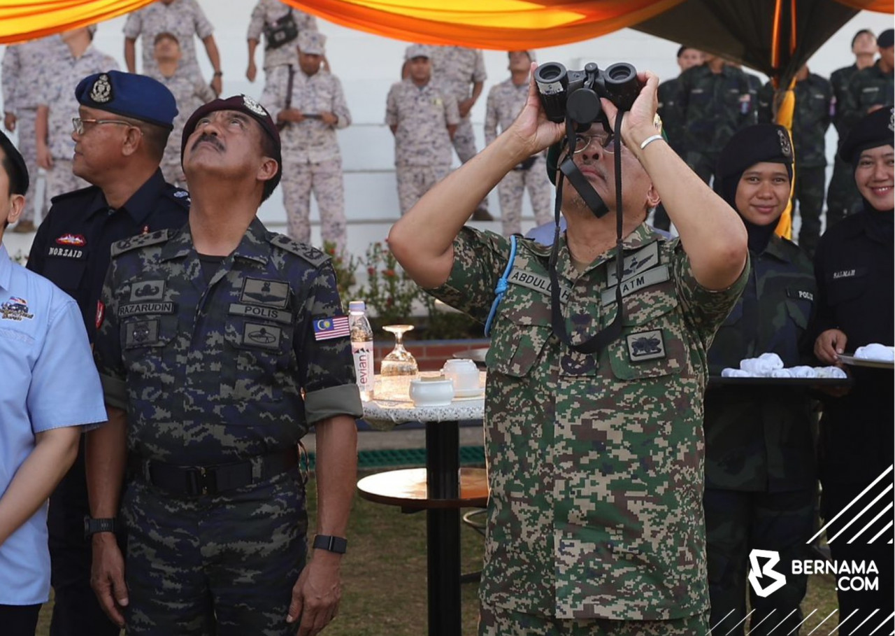 Al-Sultan Abdullah berangkat ke Pangkalan Polis Marin Lahad Datu, bagi menyaksikan demonstrasi keupayaan bot dan payung terjun daripada Bahagian Operasi Laut dan Bahagian Pasukan Khas ESSCom. - gambar BERNAMA