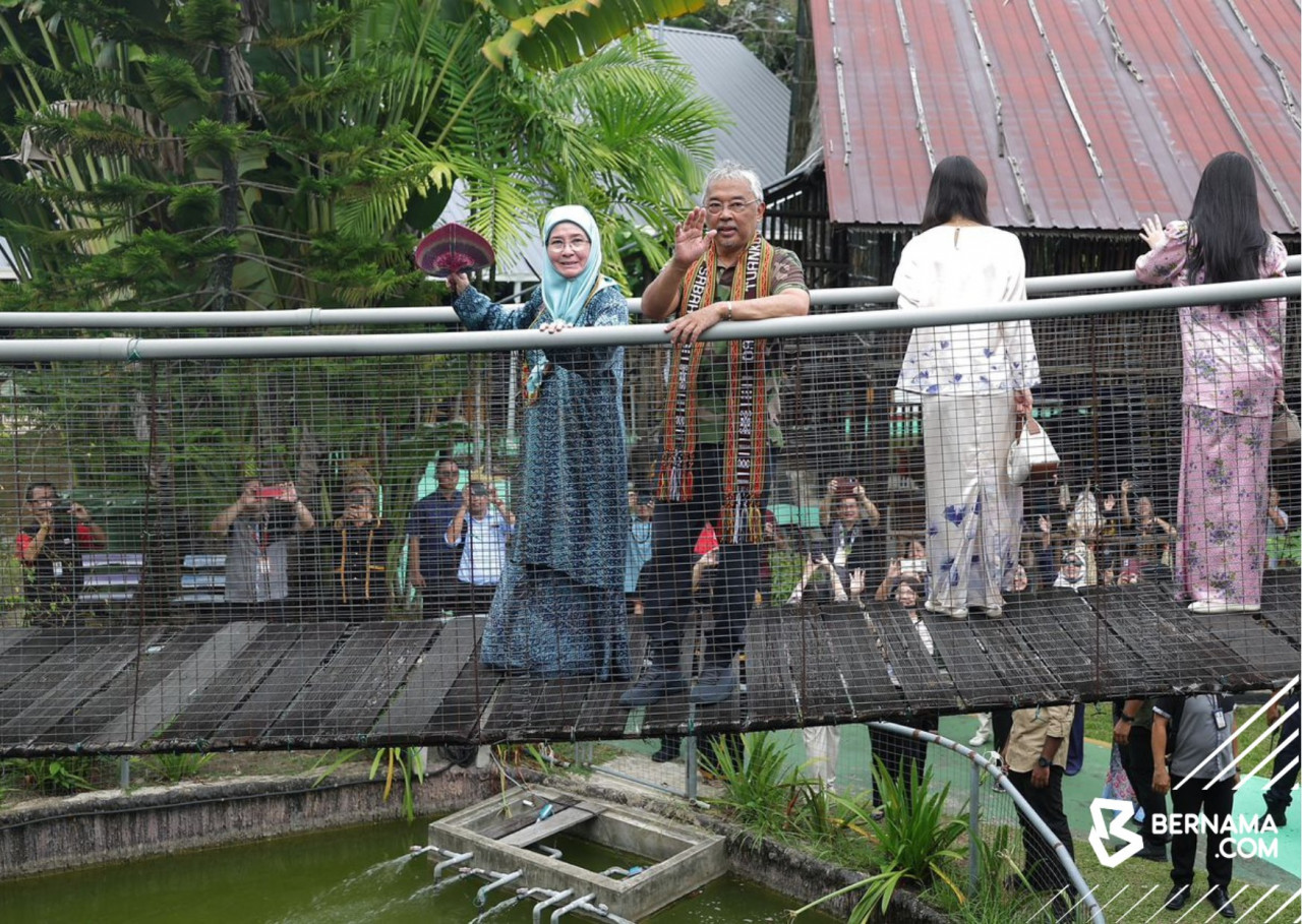 Seri Paduka Baginda berdua turut berkenan melawat Kompleks Persatuan Kebudayaan Kadazandusun (KDCA). - gambar BERNAMA