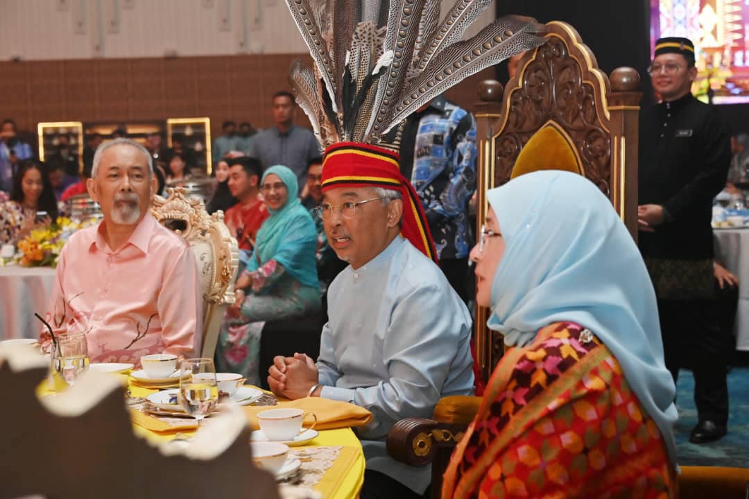 Al-Sultan Abdullah Ri'ayatuddin Al-Mustafa Billah Shah mengenakan perhiasan kepala Masyarakat Murut dikenali sebagai  Tupi Sinulatan. - gambar Istana Negara
