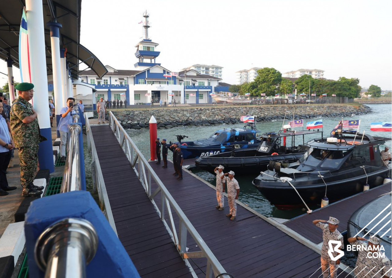 Al-Sultan Abdullah melihat aset pasukan keselamatan di Pangkalan Polis Marin Lahad Datu. - gambar BERNAMA 