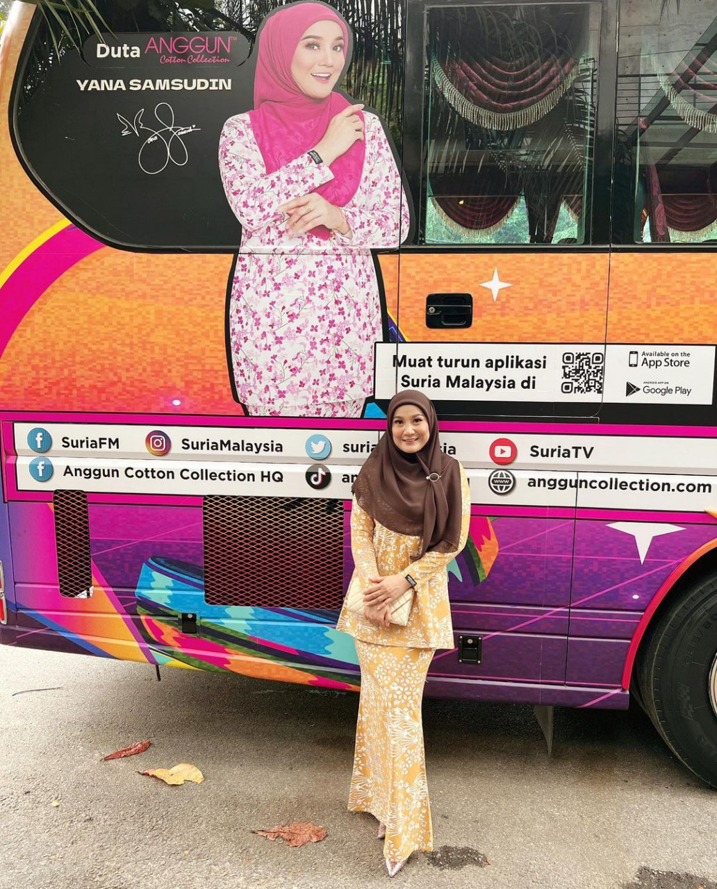 Yana Samsudin bersama Bas Jelajah Suria. - Gambar PR