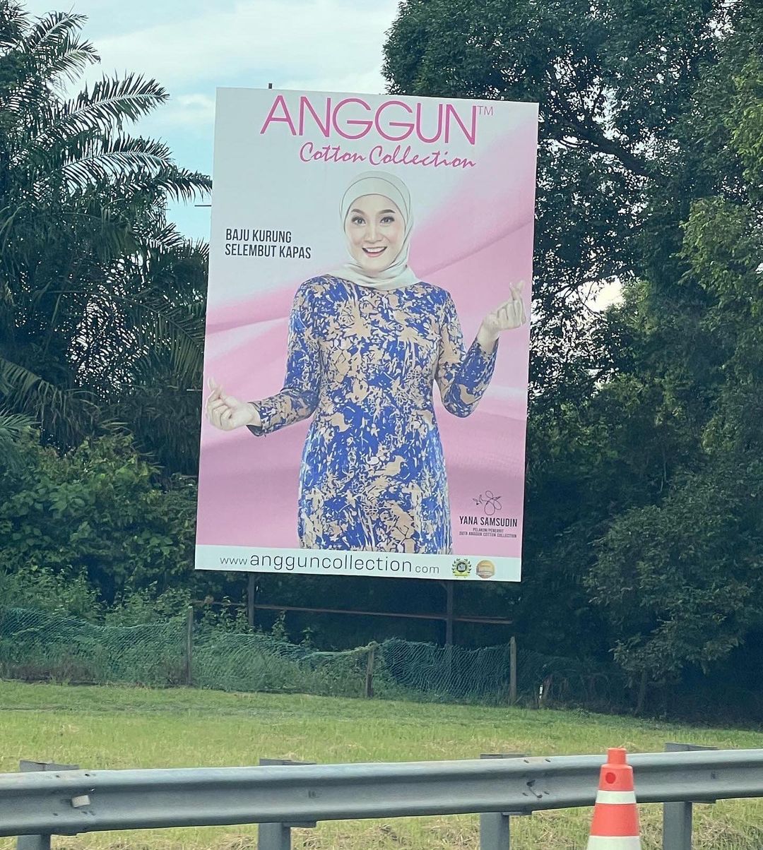 Yana kini lebih banyak memberikan komitmen buat jenama yang menjual baju kurung dan pakaian Muslimah itu. - Gambar PR
