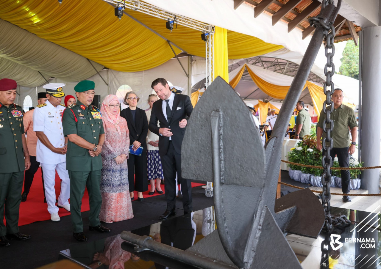 Yang di-Pertuan Agong Al-Sultan Abdullah Ri'ayatuddin Al-Mustafa Billah Shah berkenan mendengar penerangan daripada Datuk Edward Unwin ketika berangkat ke Tugu HMS Repulse dan HMS Prince of Wales. – gambar BERNAMA