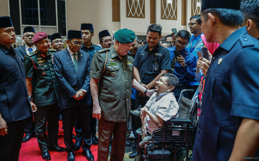 Yang di-Pertuan Agong Sultan Ibrahim berkenan beramah mesra bersama kakitangan Kementerian Pertahanan sempena lawatan kerja rasmi baginda di Kementerian Pertahanan hari ini. - gambar BERNAMA