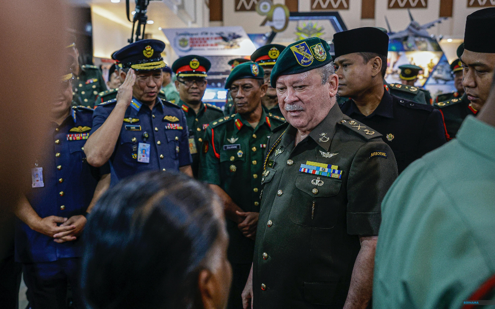 Yang di-Pertuan Agong Sultan Ibrahim berkenan beramah mesra bersama kakitangan Kementerian Pertahanan sempena lawatan kerja rasmi baginda di Kementerian Pertahanan hari ini. - gambar BERNAMA