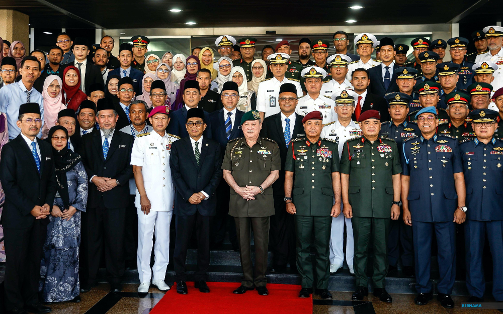 Yang di-Pertuan Agong Sultan Ibrahim berkenan bergambar bersama kakitangan Kementerian Pertahanan sempena lawatan kerja rasmi baginda di Kementerian Pertahanan hari ini. - gambar BERNAMA