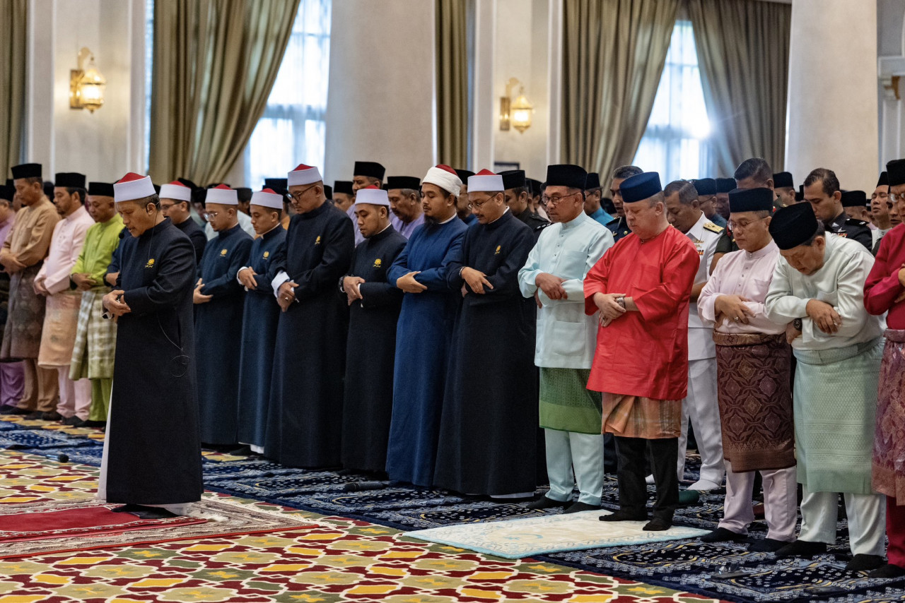 Yang di-Pertuan Agong Sultan Ibrahim menunaikan solat Sunat Aidilfitri di Surau Utama, Istana Negara. Turut menunaikan solat sunat berkenaan, Perdana Menteri, Datuk Seri Anwar Ibrahim. - gambar PMO