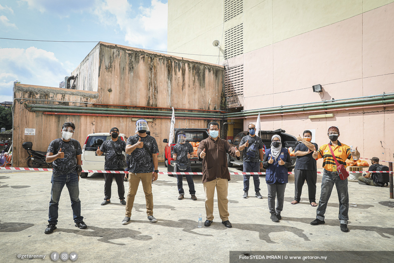NGO yang terbabit dalam memberikan sumbangan di Pangsapuri Kayu Ara, Bandar Utama, Kuala Lumpur.