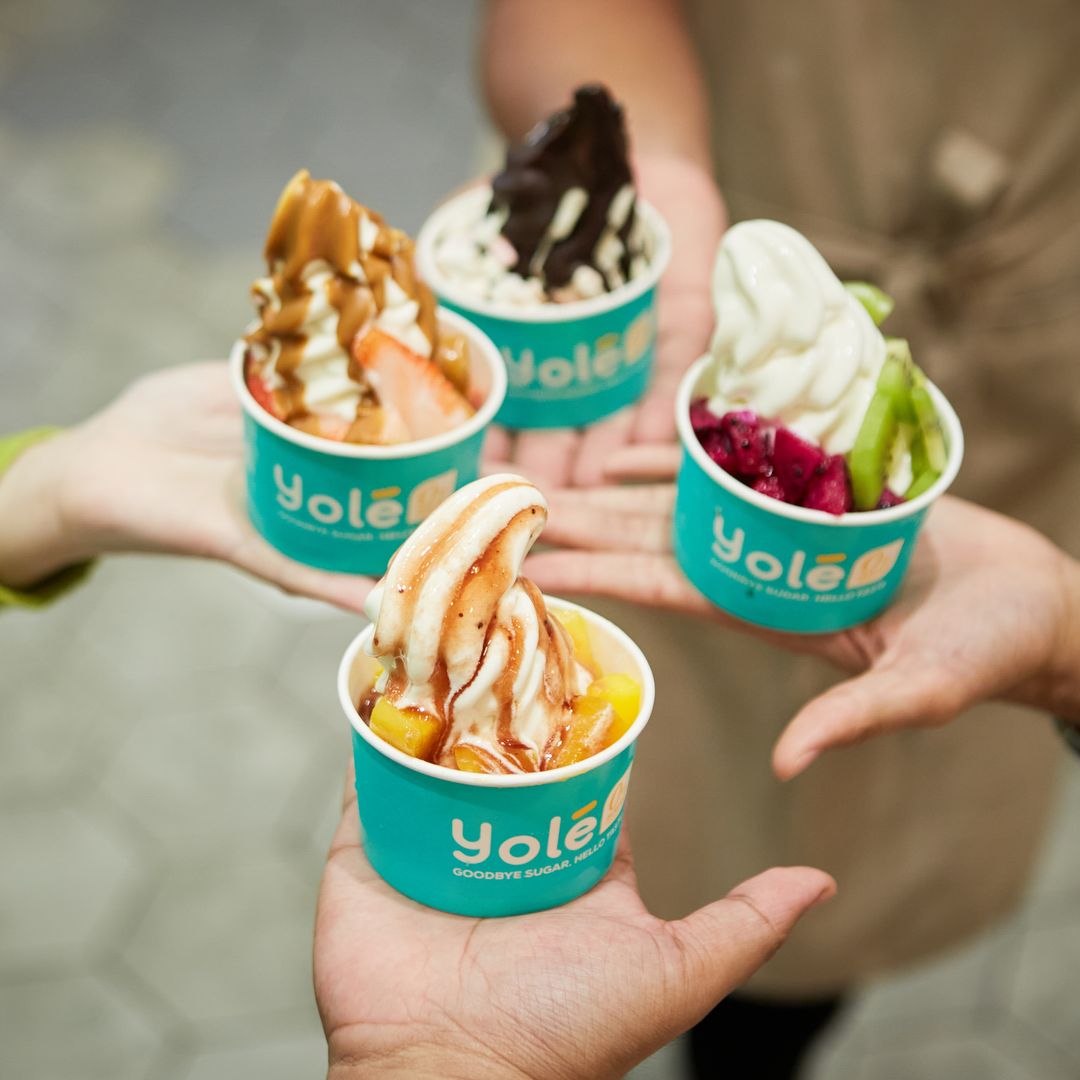 Yogurt beku dan ais krim yang lazat dengan pelbagai sos dan topping yang boleh dijadikan pilihan.