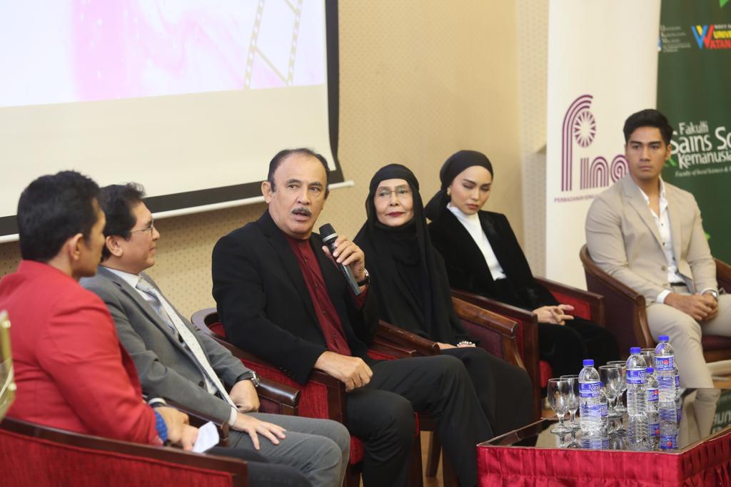 Yusof Haslam ketika menjadi ahli panel forum 'Antara Cantik dan Bakat Di Manakah Magis Pengukuh Kredibiliti' anjuran Persatuan Wartawan dan Penulis Hiburan Malaysia (WHAM)