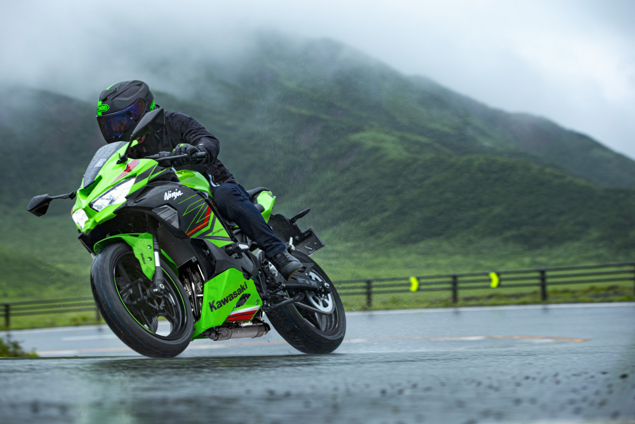 ZX-25R SE ini memiliki posisi tunggangan sporty