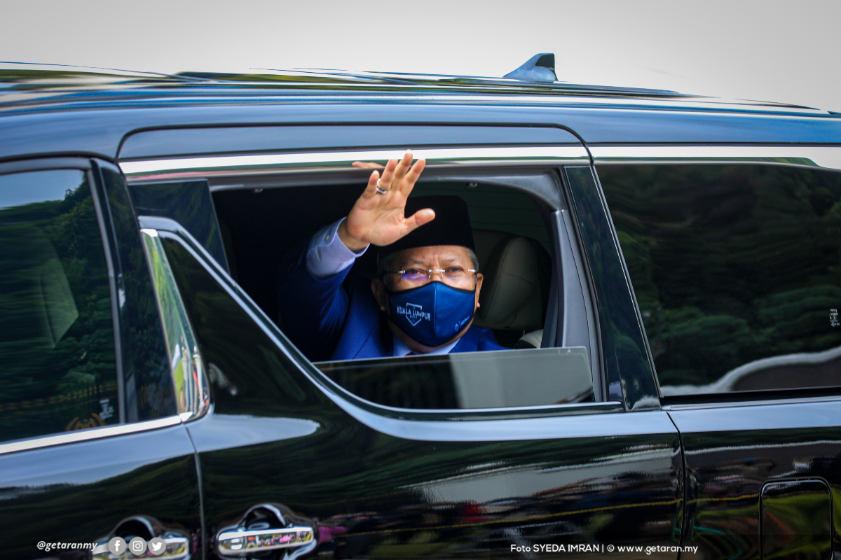 Annuar Musa melambaikan tangan pada petugas media sebaik keluar dari Istana Negara. - Gambar Syeda Imran