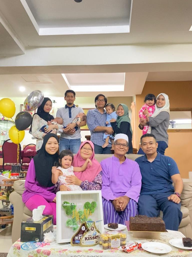 Adilah (duduk, kiri) bersama keluarga.