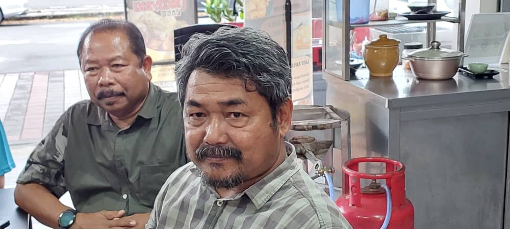 Adnan Hasan (kanan) yang juga jurucakap Kumpulan 13.