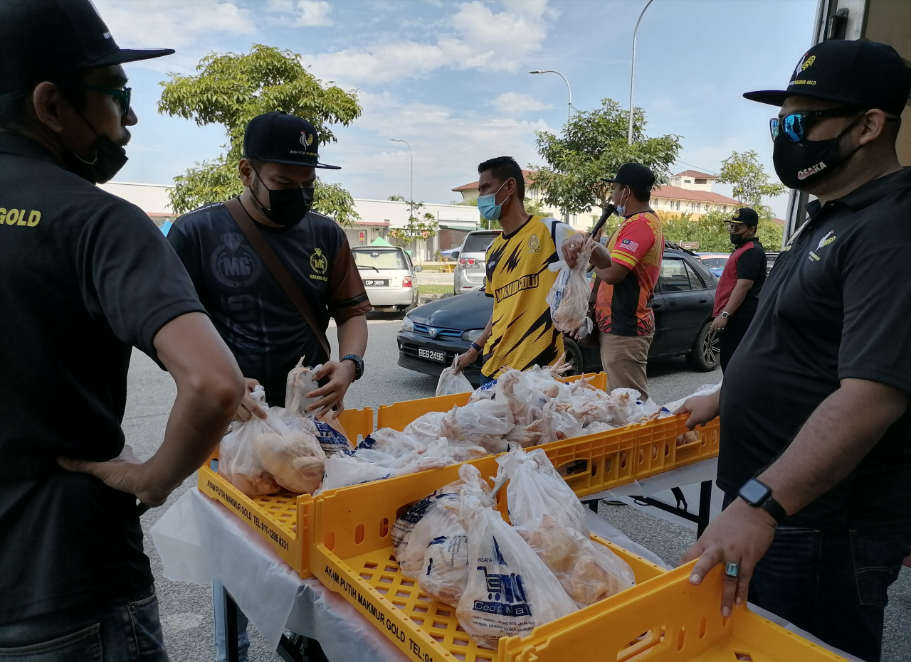 Kakitangan pasaraya MG Koop Mart Indera Sempurna mengagihkan 500 ayam proses percuma kepada penduduk dan pelanggan mereka di perkarangan pasaraya itu di sini, pagi tadi.