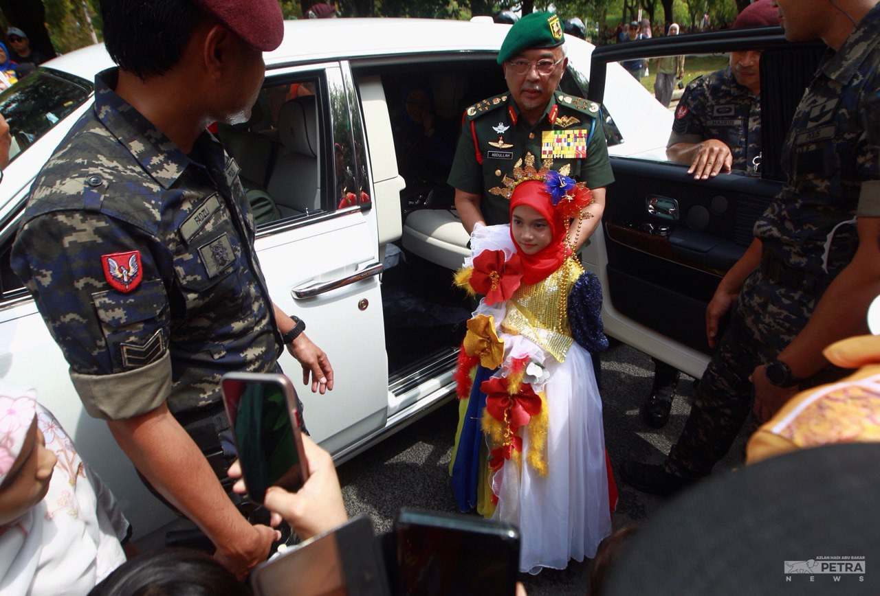 Kanak-kanak yang lengkap dengan pakaian tradisional sempat bergambar dengan Yang di-Pertuan Agong, Al-Sultan Abdullah Ri'ayatuddin Al-Mustafa Billah Shah di Dataran Putrajaya.