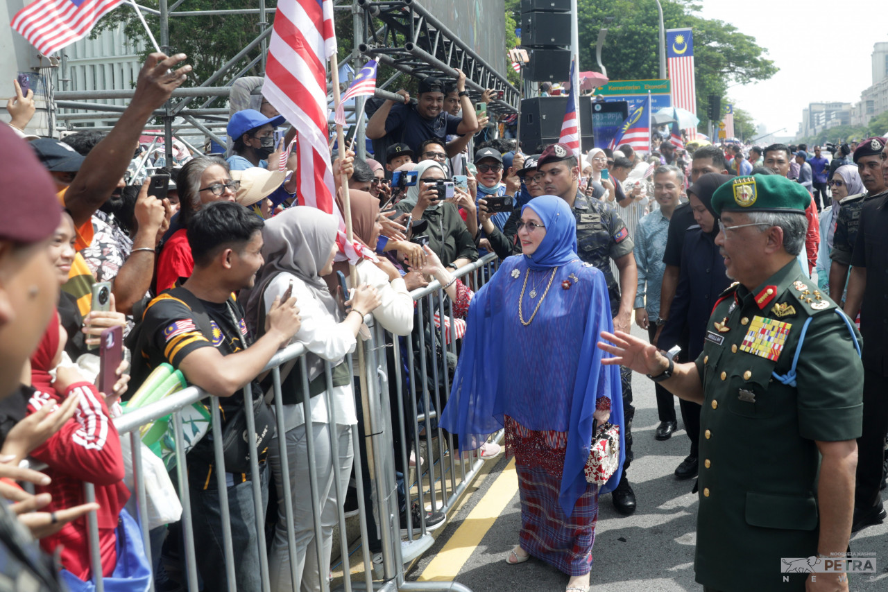 Yang di-Pertuan Agong, Al-Sultan Abdullah Ri'ayatuddin Al-Mustafa Billah Shah dan Raja Permaisuri Agong, Tunku Azizah Aminah Maimunah Iskandariah mencemar duli menyantuni rakyat sejurus selesai acara sambutan Hari Kebangsaan 2023 di Dataran Putrajaya.