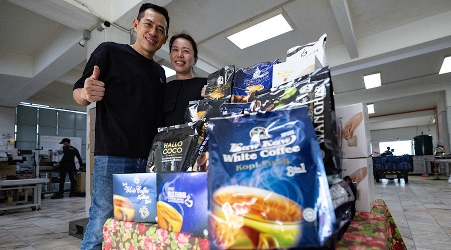 Pengarah Urusan Chang Jiang International Sdn Bhd Kong Kin Loong bersama isteri Foong Choa Mun yang juga ketua pegawai eksekutif syarikat itu. - gambar BERNAMA