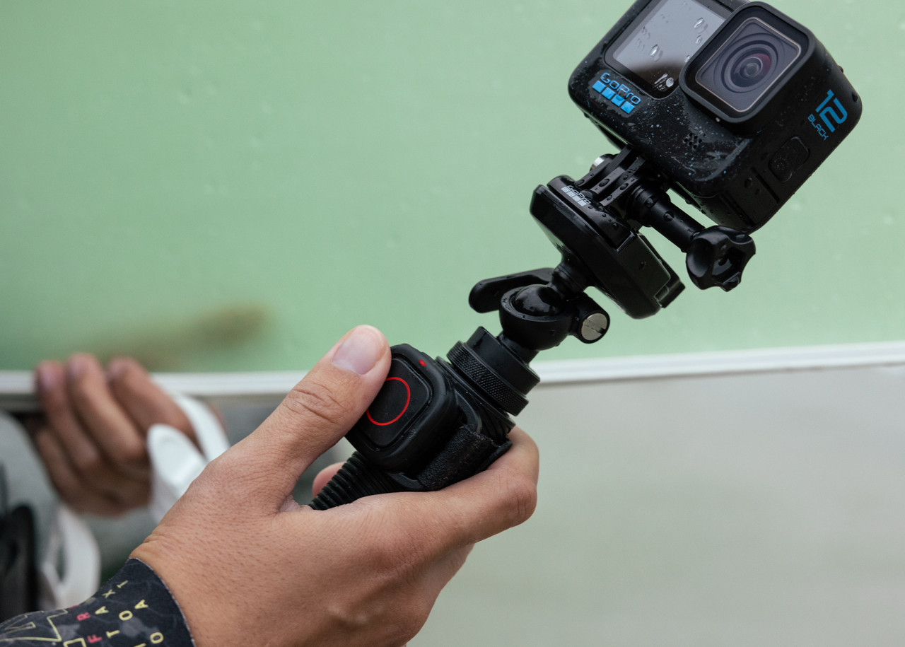 Aksesori tambahan butang pemasa pada monopod yang kalis air boleh digunakan untuk aktiviti lasak.