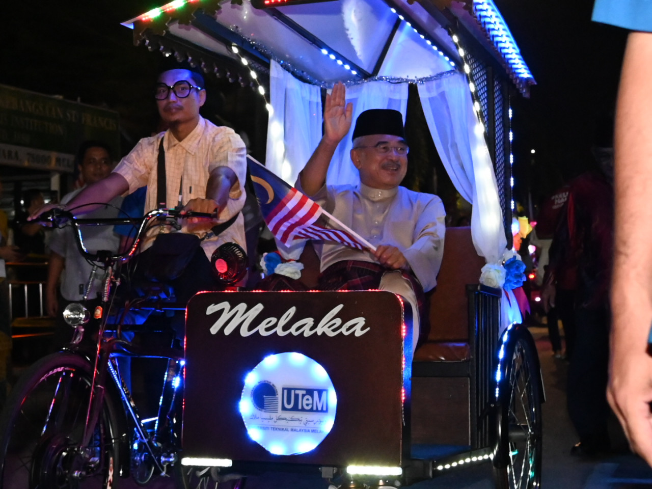 Tun Mohd Ali Rustam menaiki beca elektrik (e-Beca) yang merupakan produk inovasi penyelidik Universiti Teknikal Malaysia Melaka (UTeM)