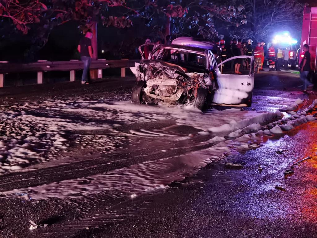 Keadaan kereta Nissan Almeira yang rentung selepas terlibat dalam kemalangan.