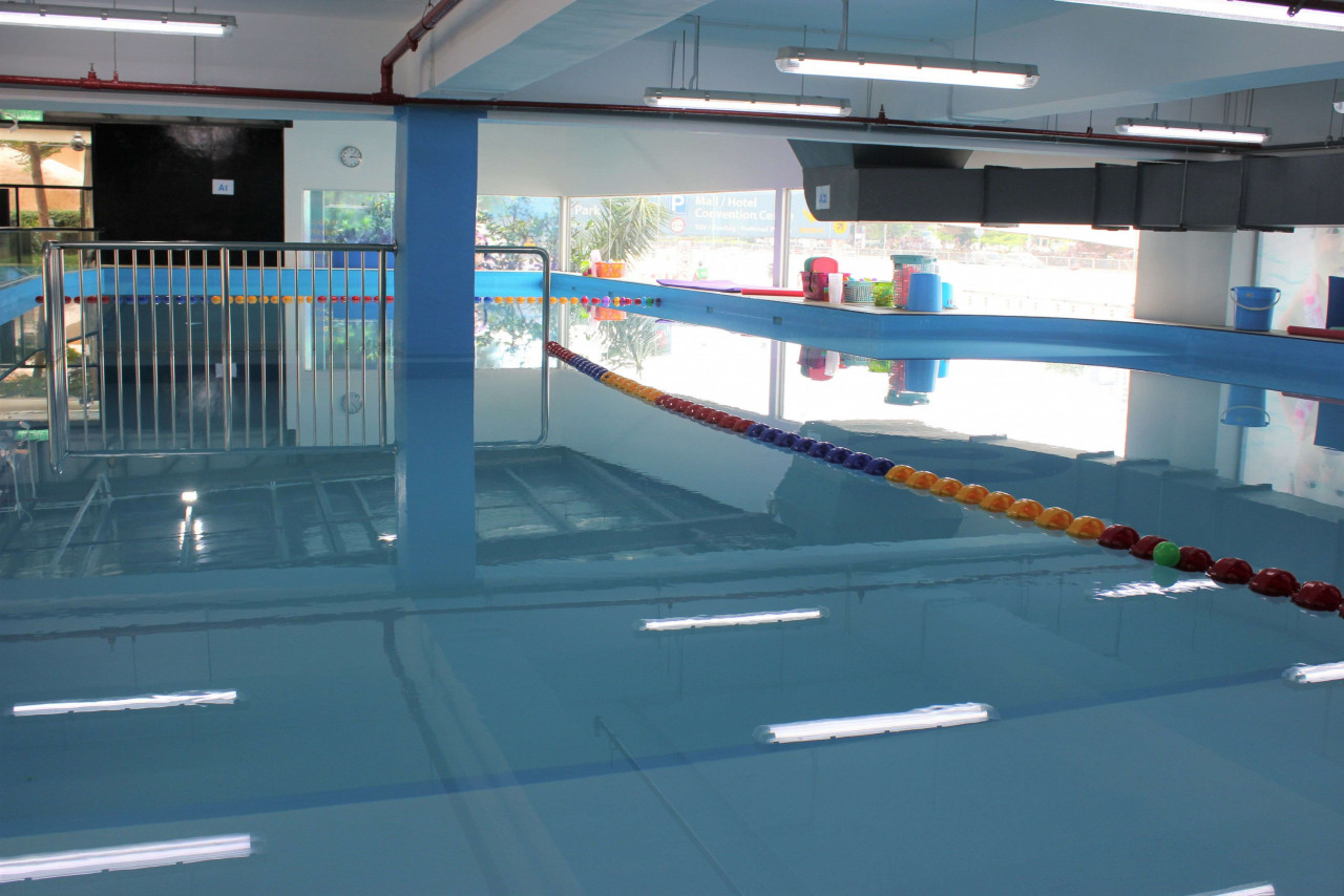 Kolam air yang bersih dan jernih menggunakan sistem penapisan dan sanitasi Waterco