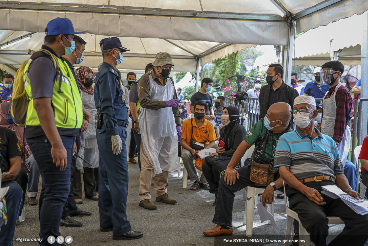 Annuar beramah mesra dengan sebahagian penduduk PPR di Kampung Muhibbah yang mendapatkan suntikan vaksin.