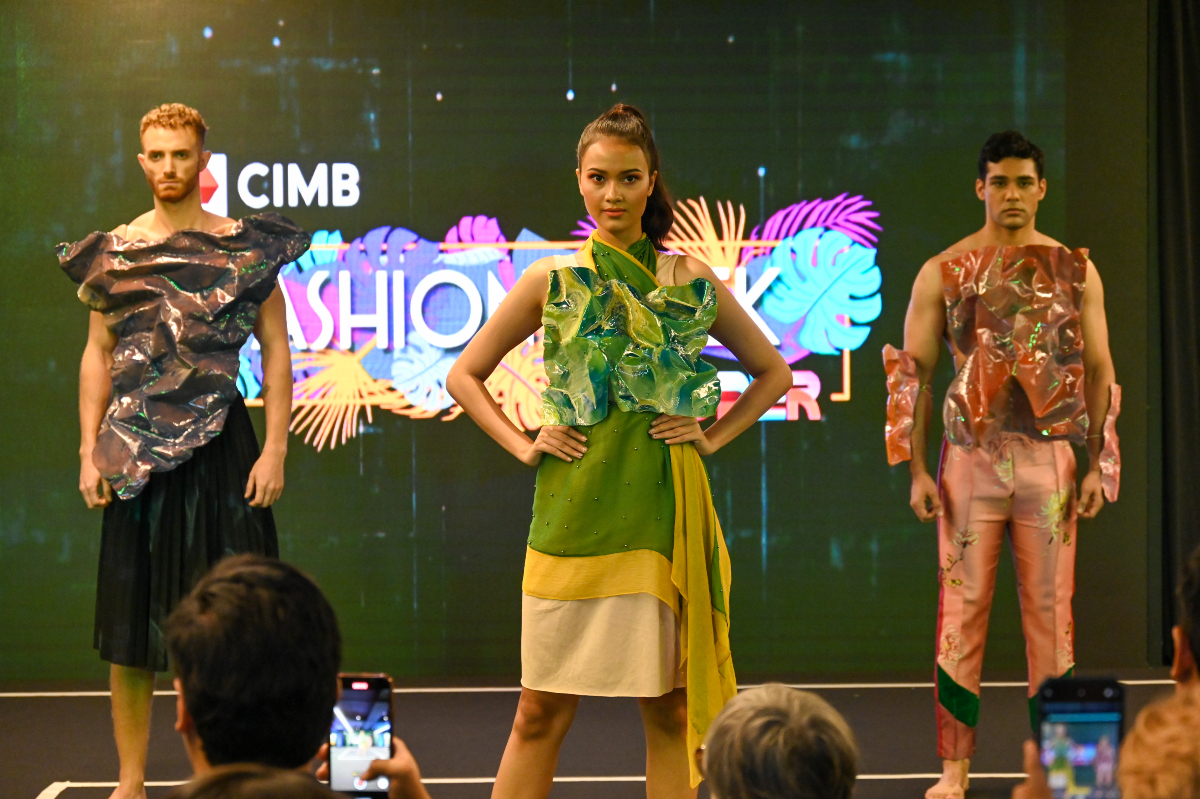 Anuar buat julung kalinya berkolaborasi dengan Pemenang Malaysia Emerging Artist Awards (MEA) 2019, Faizal Yunus dengan menghasilkan 45 rekaan hebat. 