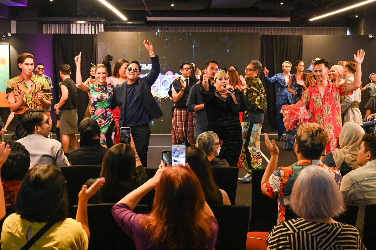Kesemua 45 rekaan hebat ini telah diperagakan di CIMB Fashion Week diadakan bersempena CIMB ARTOBER baru-baru ini. 