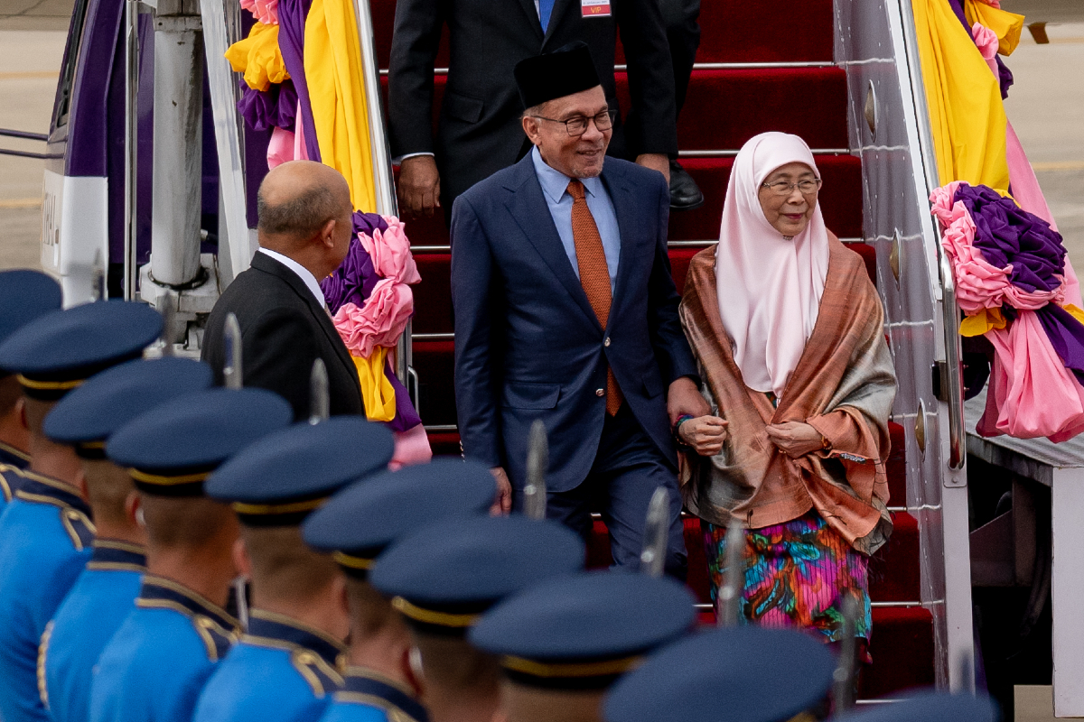 Pesawat khas yang membawa Anwar dan isterinya, Dr Wan Azizah Wan Ismail mendarat di Terminal Udara Tentera 2 pada pukul 1 tengah hari (waktu tempatan).