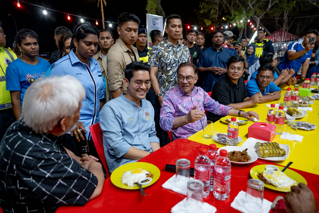Anwar turut mengambil kesempatan untuk singgah di Iman Koey Teow Kerang, malam tadi. - Gambar dari Facebook Anwar Ibrahim
