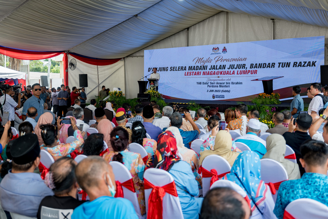 Anwar ketika berucap merasmikan medan selera D'Anjung Selera MADANI di Bandar Tun Razak dekat sini hari ini. - Gambar dari Facebook Anwar Ibrahim