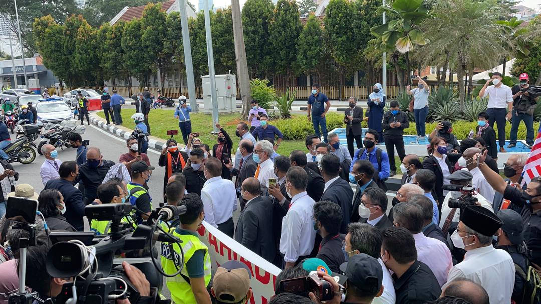 Ahli Parlimen pembangkang berkumpul untuk memasuki Parlimen.