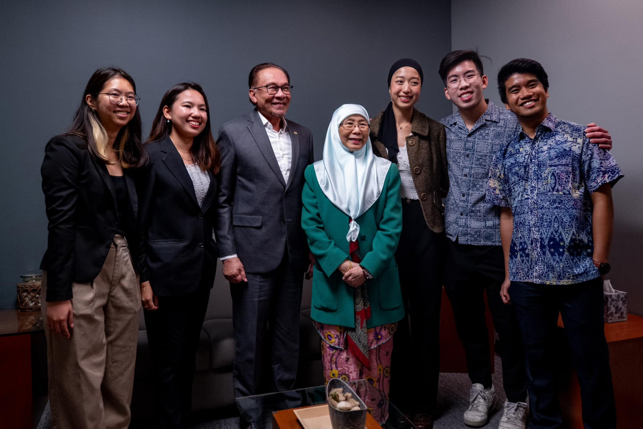 Perdana Menteri, Datuk Seri Anwar Ibrahim dan isteri, Datin Seri Dr Wan Azizah Wan Ismail bergambar bersama pelajar Malaysia selepas sesi soal jawab di University of California, Berkeley. gambar FB Anwar Ibrahim