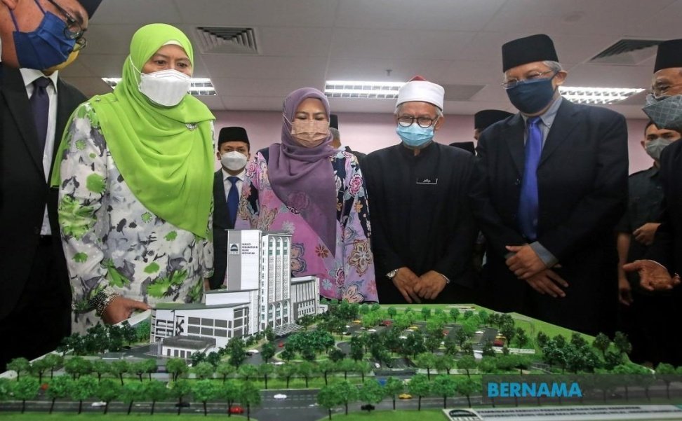 Tunku Ampuan Besar Negeri Sembilan, Tuanku Aishah Rohani Tengku Besar Mahmud (dua, kiri) berkenan melihat replika bangunan Fakulti Perubatan dan Sains Universiti Sains Islam Malaysia (USIM) pada majlis perasmian bangunan tersebut dan pelancaran Aplikasi Quran Isyarat USIM hari ini. Gambar: Bernama