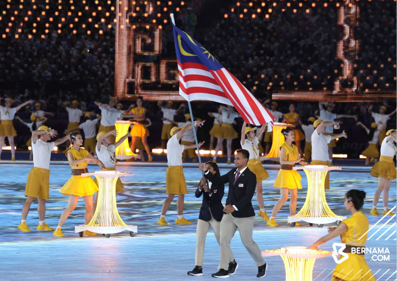 Pembawa Jalur Gemilang atlet berbasikal trek negara, Muhammad Shah Firdaus Sahrom dan juga atlet skuasy wanita negara, S Sivasangari mengetuai kontinjen Malaysia ketika memasuki ruang perarakan pada acara pembukaan rasmi Sukan Asia Hangzhou 2022 di Stadium Pusat Sukan Olimpik Hangzhou malam tadi. gambar BERNAMA