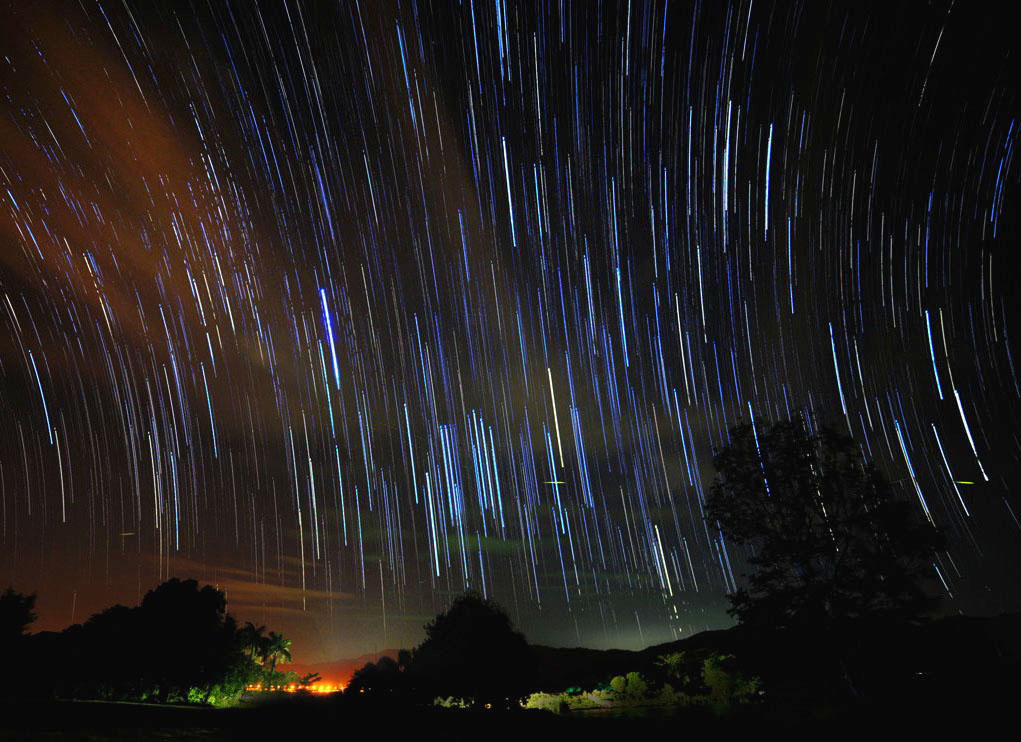 Hour Glass Star Trails oleh Redzuan Tahar